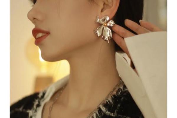 耳上有洞的人命运解析:独特的耳饰与人生轨迹 耳上有洞的人命运解析:独特的耳饰与人生轨迹