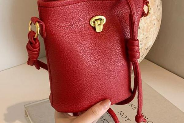 水命者适合的包包颜色推荐，让你魅力四射！