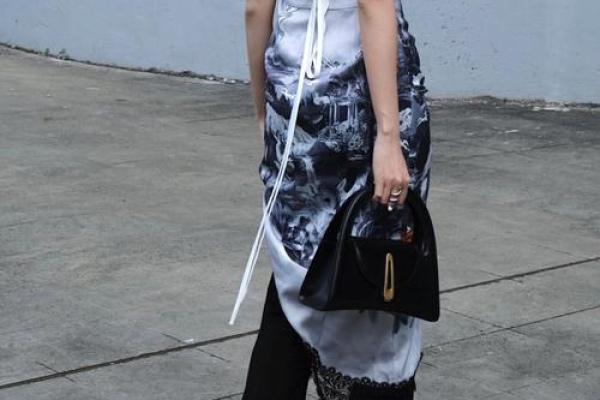 时尚与个性结合:揭秘“命硬”牌子衣服背后的故事 时尚与个性结合:揭秘“命硬”牌子衣服背后的故事