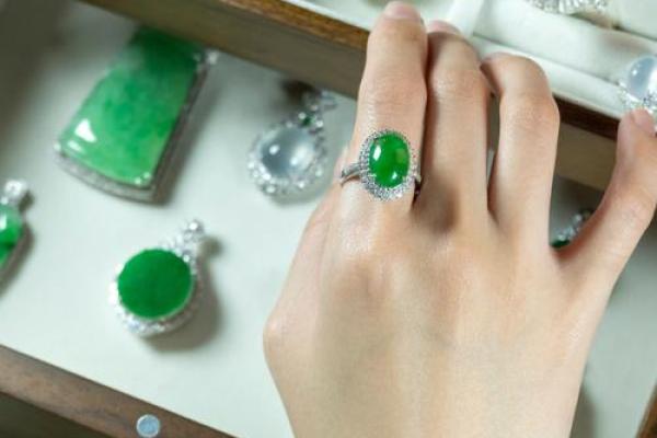 海中金命与翡翠:完美搭配的珠宝之旅 海中金命与翡翠:完美搭配的珠宝之旅