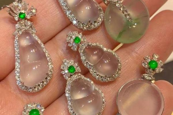 海中金命与翡翠:完美搭配的珠宝之旅 海中金命与翡翠:完美搭配的珠宝之旅