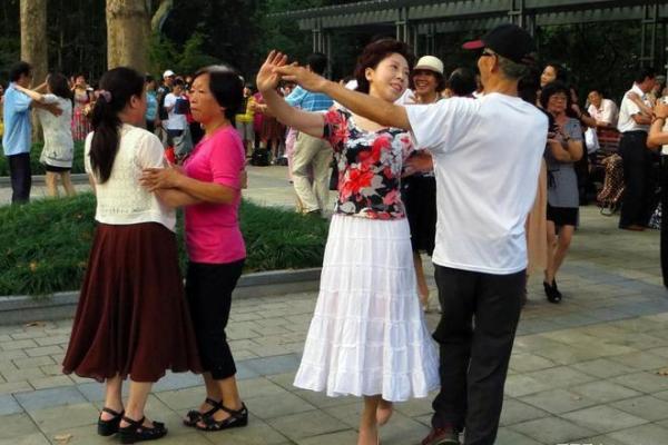 探索完美舞伴:跳舞群中适合的最佳命运选择 探索完美舞伴:跳舞群中适合的最佳命运选择