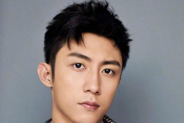 揭开额头高的男生命运之谜,了解他们的性格与人生轨迹! 揭开额头高的男生命运之谜,了解他们的性格与人生轨迹!