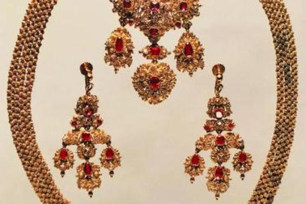 大林木命的人生探索:适合佩戴的珠宝与饰品推荐 大林木命的人生探索:适合佩戴的珠宝与饰品推荐