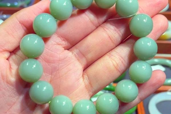 探秘碧玉:适合佩戴的命格与背后的奥秘 探秘碧玉:适合佩戴的命格与背后的奥秘