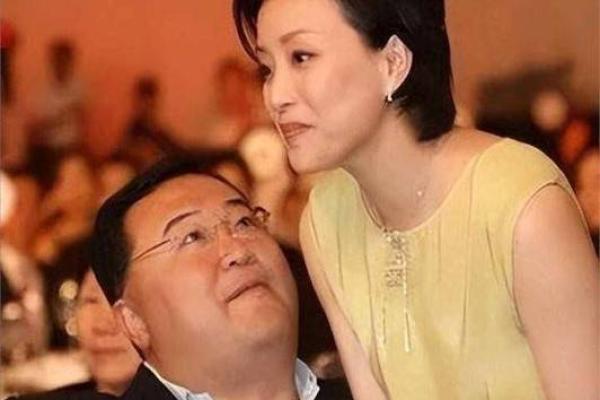 揭秘杨澜的成功之道:她是如何在竞争激烈的传媒界崭露头角的? 揭秘杨澜的成功之道:她是如何在竞争激烈的传媒界崭露头角的?