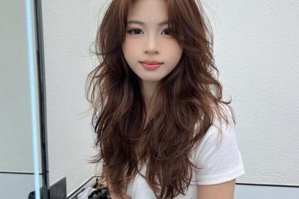 天生卷发的女孩:魅力与个性的完美结合 天生卷发的女孩:魅力与个性的完美结合