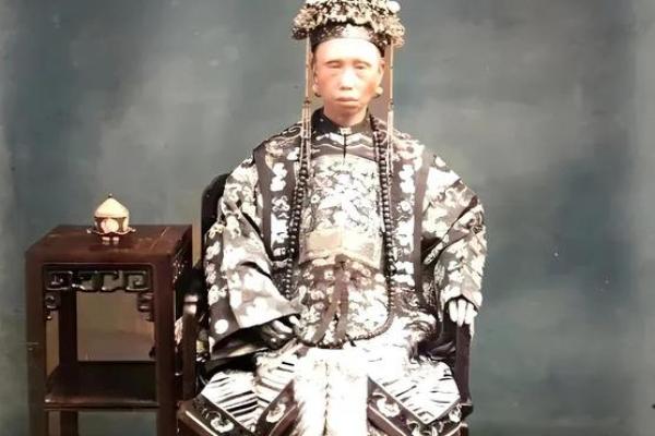 清朝命妇进宫穿着的华丽与文化深意 清朝命妇进宫穿着的华丽与文化深意