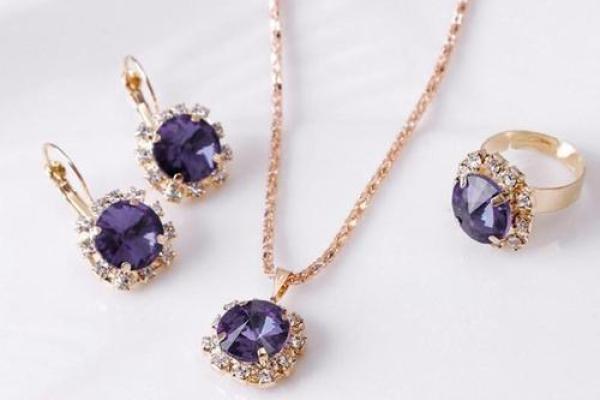 城墙土命的命理解析:适合佩戴的宝石与饰品推荐 城墙土命的命理解析:适合佩戴的宝石与饰品推荐