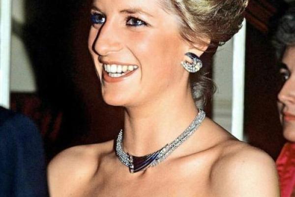 探秘:长马脸的女人命运解析,是否真有不同寻常的命运? 探秘:长马脸的女人命运解析,是否真有不同寻常的命运?