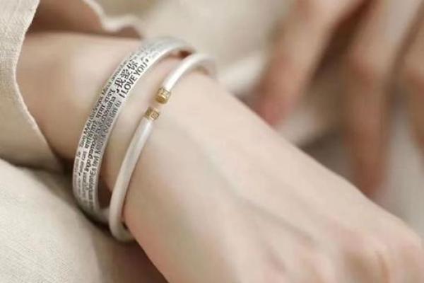 缺水女命的命理之道:首饰选择助补财运与健康 缺水女命的命理之道:首饰选择助补财运与健康