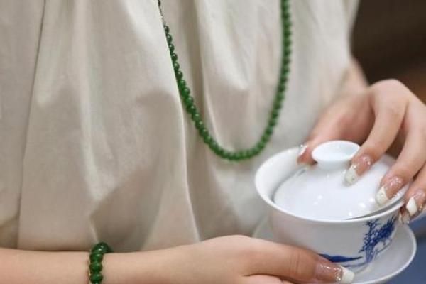 火命人士如何选择佩戴首饰,提升运势与魅力 火命人士如何选择佩戴首饰,提升运势与魅力