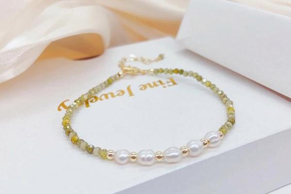 火命人士如何选择佩戴首饰,提升运势与魅力 火命人士如何选择佩戴首饰,提升运势与魅力