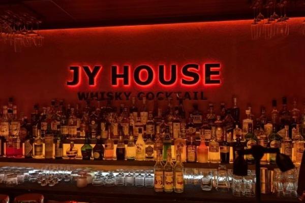 酒吧:夜生活中的一线生机与行业魅力 酒吧:夜生活中的一线生机与行业魅力