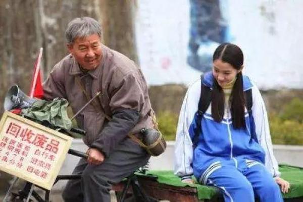 曲中的命运交响：解读《依命抵命》背后的情感与故事