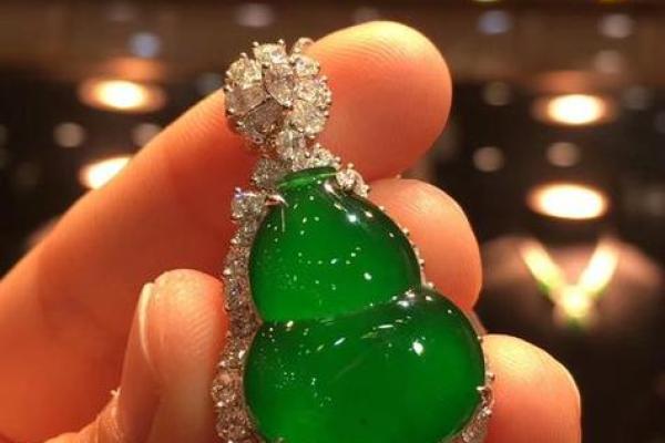 水命人士佩戴项链的最佳选择与风水秘笈 水命人士佩戴项链的最佳选择与风水秘笈