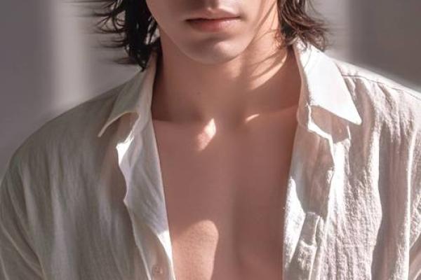 男人眼窝深陷的命格揭秘：你是否被深邃的眼神吸引？