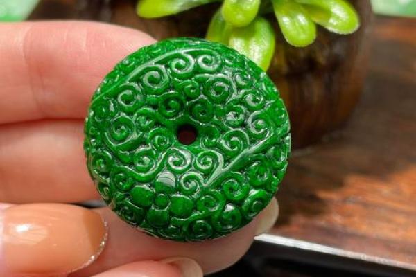 适合火命的翡翠:点燃运势的宝石之选 适合火命的翡翠:点燃运势的宝石之选