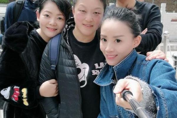 鼠命纹身与花卉的完美结合，展现独特个性与美丽魅力