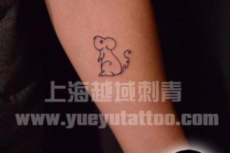 鼠命纹身与花卉的完美结合，展现独特个性与美丽魅力