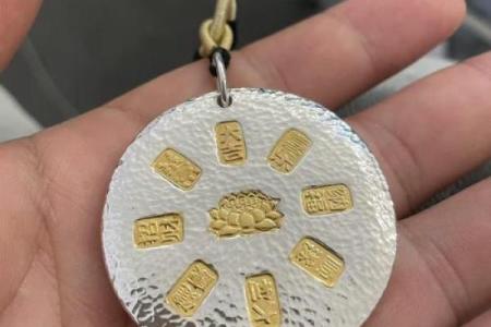 属狗金命佩戴首饰的最佳选择与搭配建议