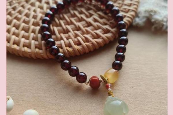 探寻石榴木命:适合的佩戴物与风水指南 探寻石榴木命:适合的佩戴物与风水指南