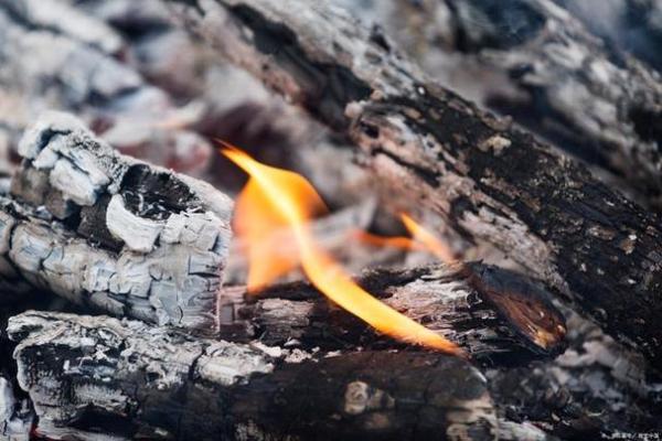 探秘山头火命:生命中的热情与坚韧之火 探秘山头火命:生命中的热情与坚韧之火