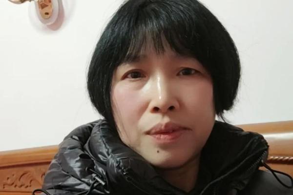 女头发粗硬乱的命运与生活：发型背后的故事与启示