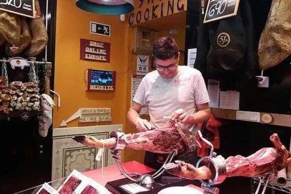 1815年猪年：无畏与坚韧的命运之旅