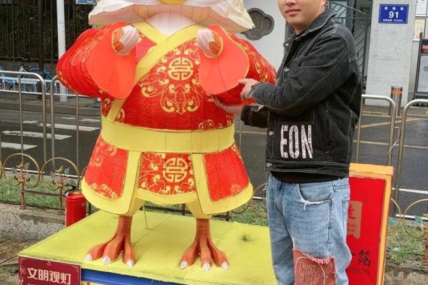 1993年属鸡人命理特点解析:掘金之路与人生智慧 1993年属鸡人命理特点解析:掘金之路与人生智慧