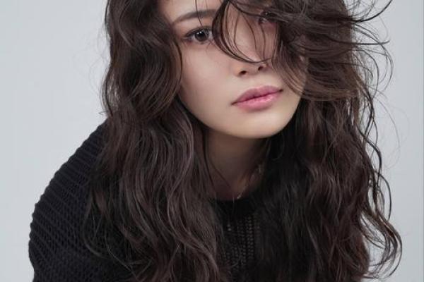 女性天生卷发的命运与魅力:从发型看自信与个性之美 女性天生卷发的命运与魅力:从发型看自信与个性之美