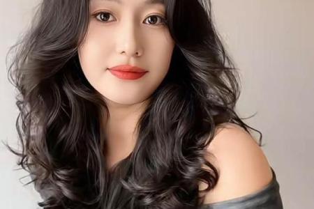 女性天生卷发的命运与魅力：从发型看自信与个性之美