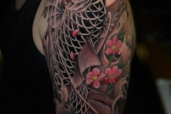 纹身鲤鱼：象征着好运与坚持的生命之旅