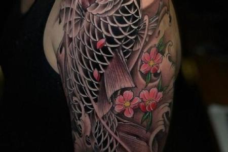 纹身鲤鱼：象征着好运与坚持的生命之旅