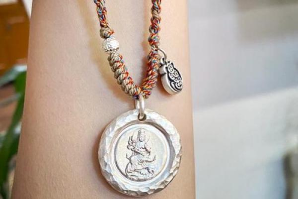 蛇命人佩戴首饰招财的秘密与技巧 蛇命人佩戴首饰招财的秘密与技巧