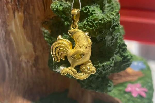 属鸡木命者适合佩戴的吉祥首饰与搭配指南 属鸡木命者适合佩戴的吉祥首饰与搭配指南