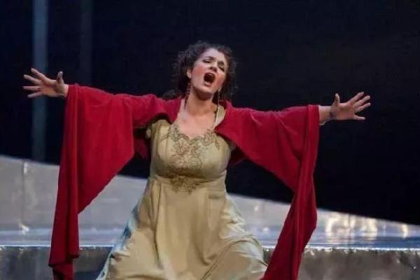 穿金戴银之人,命运之道——揭示金银饰品背后的故事与象征 穿金戴银之人,命运之道——揭示金银饰品背后的故事与象征