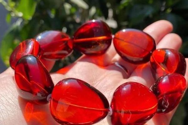 琥珀命:探索琥珀背后的神秘能量与其蕴含的生活智慧 琥珀命:探索琥珀背后的神秘能量与其蕴含的生活智慧