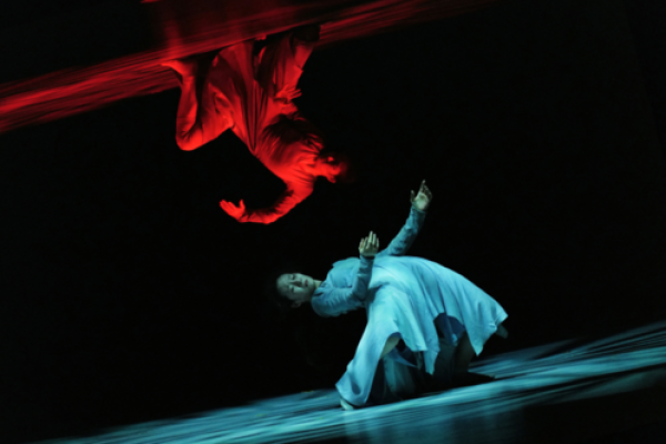 青衣换红袍：命运背后的抉择与转变