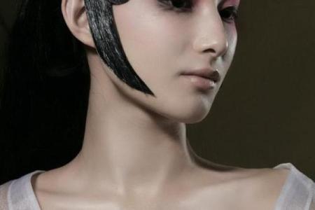 青衣换红袍：命运背后的抉择与转变