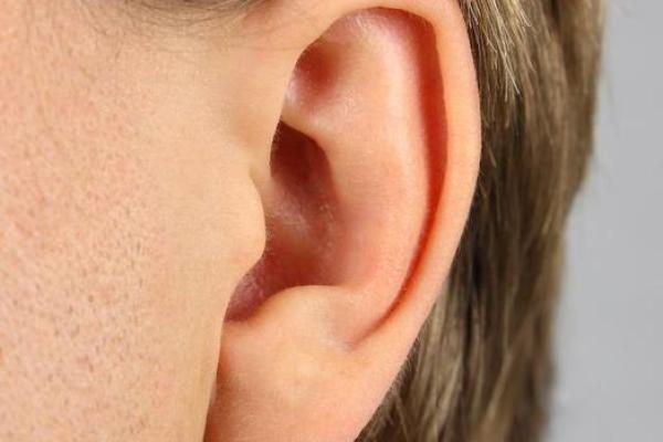 耳朵有小孔的命运解析:揭示你不为人知的性格特征与人生道路 耳朵有小孔的命运解析:揭示你不为人知的性格特征与人生道路