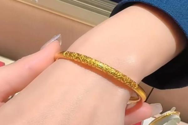 土命之人适合戴什么手镯?探索手镯的选购与佩戴之道! 土命之人适合戴什么手镯?探索手镯的选购与佩戴之道!