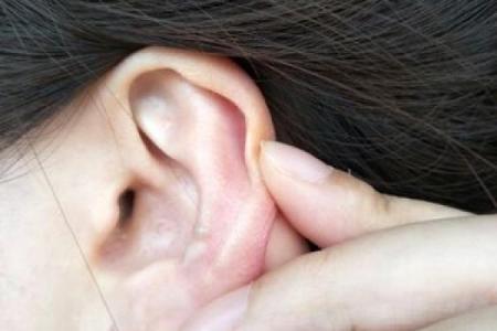 耳朵上有小孔，命运的秘密与生活的启示