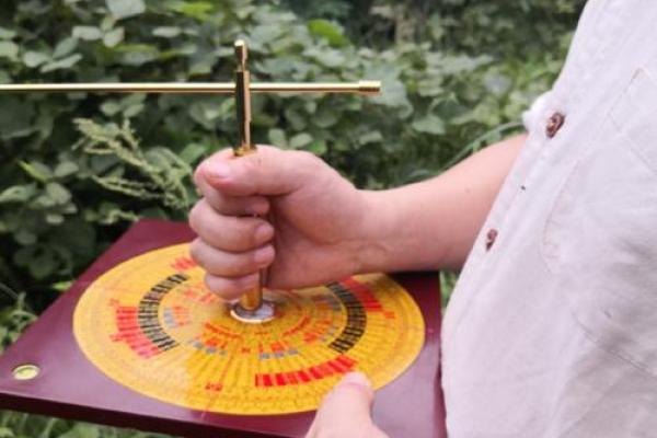 金命车里摆件的风水作用与选择指南 金命车里摆件的风水作用与选择指南