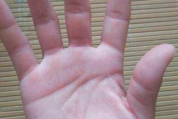 男人手粗糙的命运之谜：您是否也感受到生活的沉重？