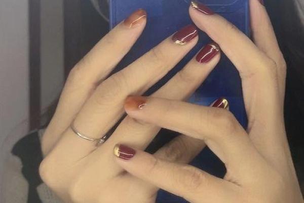 女人红指甲的秘密：揭开魅力与命运的深层联系