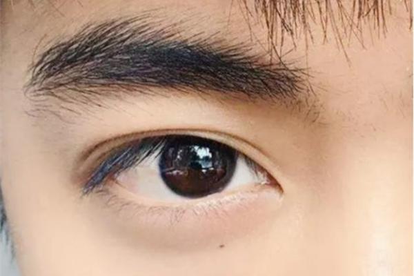 男人直眉毛的命运解析：直眉毛背后的性格与人生轨迹