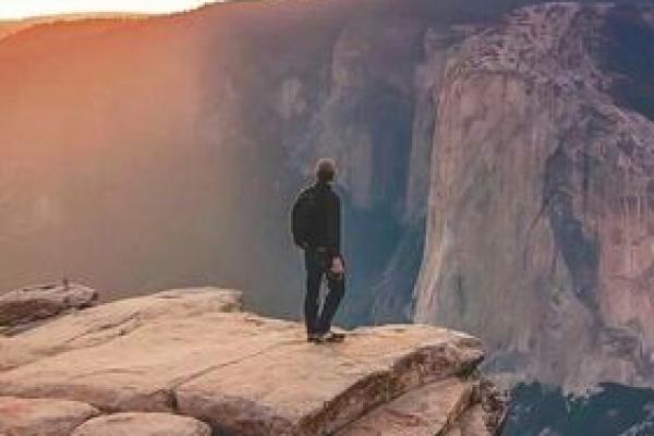 1946年出生的鼠命：机智与韧性的人生旅程