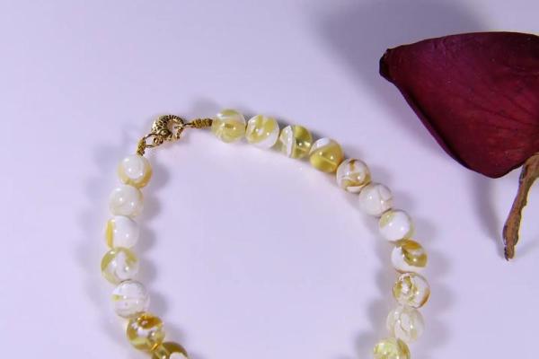 白蜡金命女的幸运珠宝—如何选择适合的配饰与风格 白蜡金命女的幸运珠宝—如何选择适合的配饰与风格