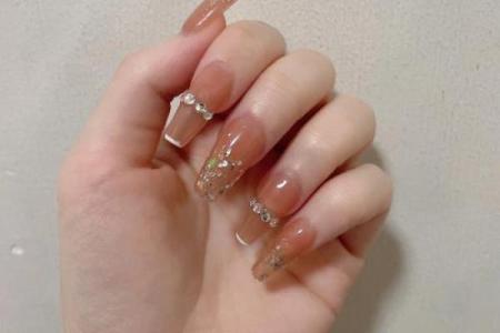 手指纤细的女生命运之谜：究竟藏着什么秘密？